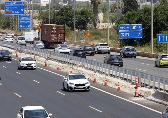 Nueva mediana en la Pista de Silla, en una imagen tomada este lunes.