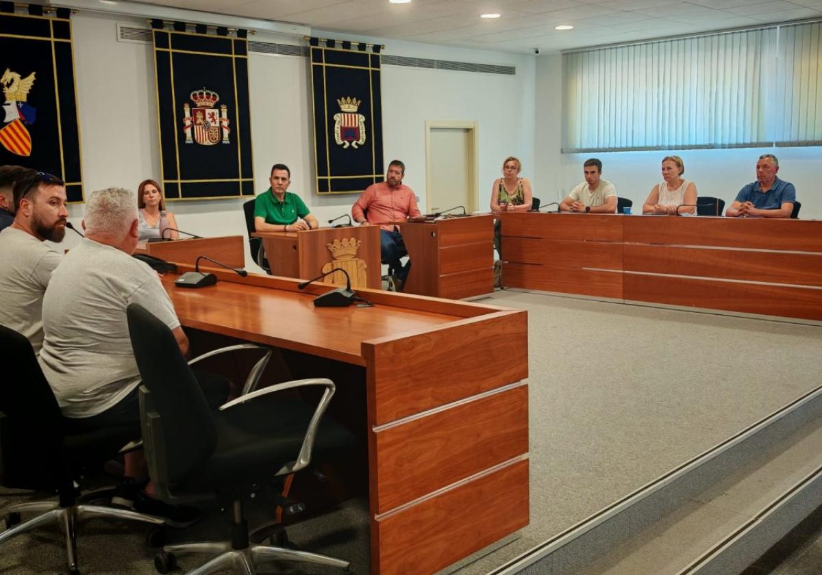 Reunión de representantes de laplantilla de Obeikan con lacorporación municipal.