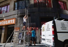 Los operarios preparan los andamios para comenzar con la limpieza.