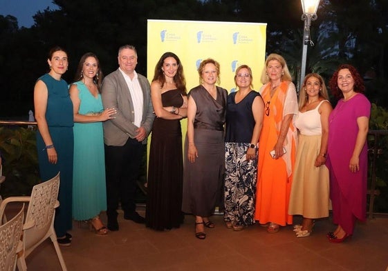 La alcaldesa Folgado (c) junto a participantes en la cena solidaria.