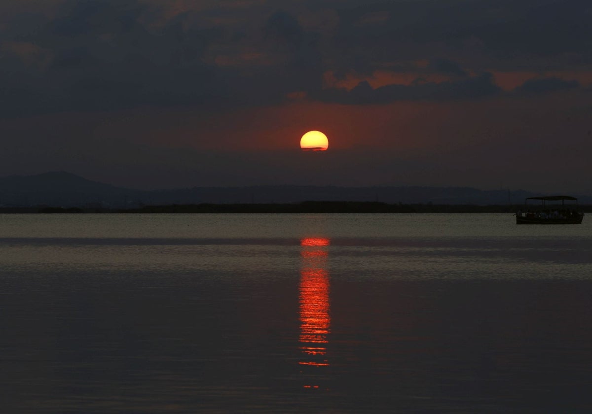 El atardecer de este lunes en la Albufera desde la barca impulsada por la concejalía.