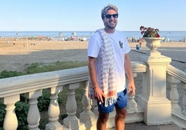 Claudio Falcó, en la playa de Voramar, su favorita.