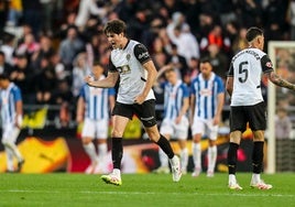 Javi Guerra celebra un gol con el Valencia en Mestalla.