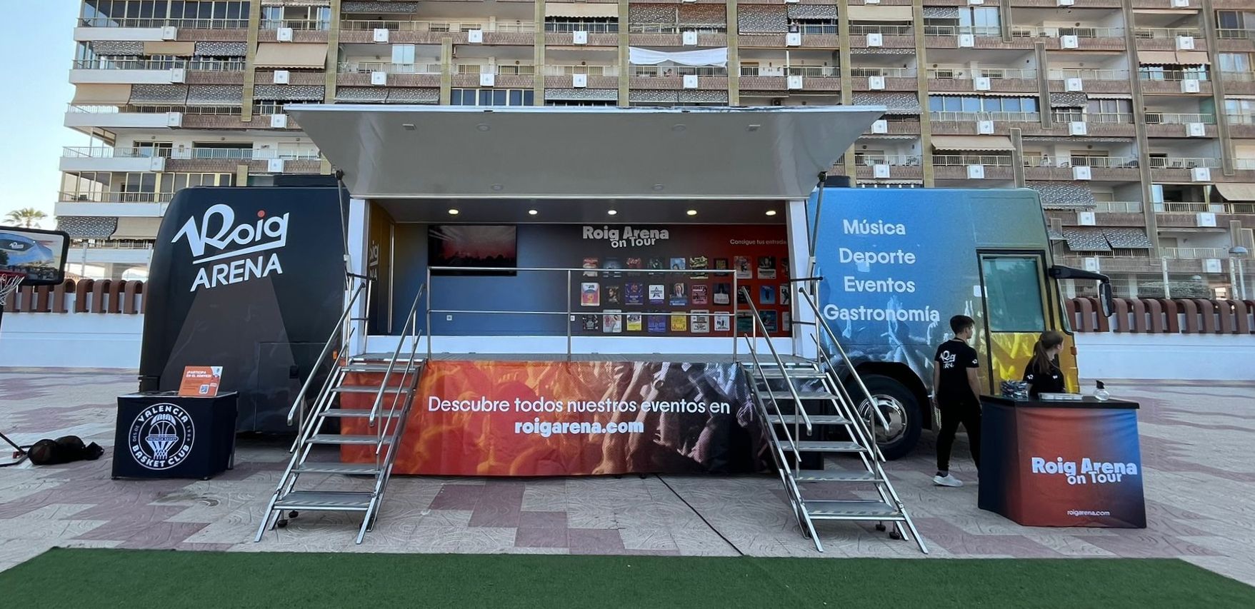 Imagen principal - El desembarco del Roig Arena en toda Valencia