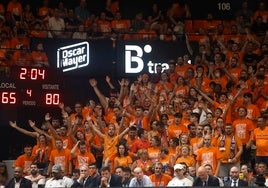 Aficionados del Valencia Basket animan a su equipo en el partido contra el Real Madrid.