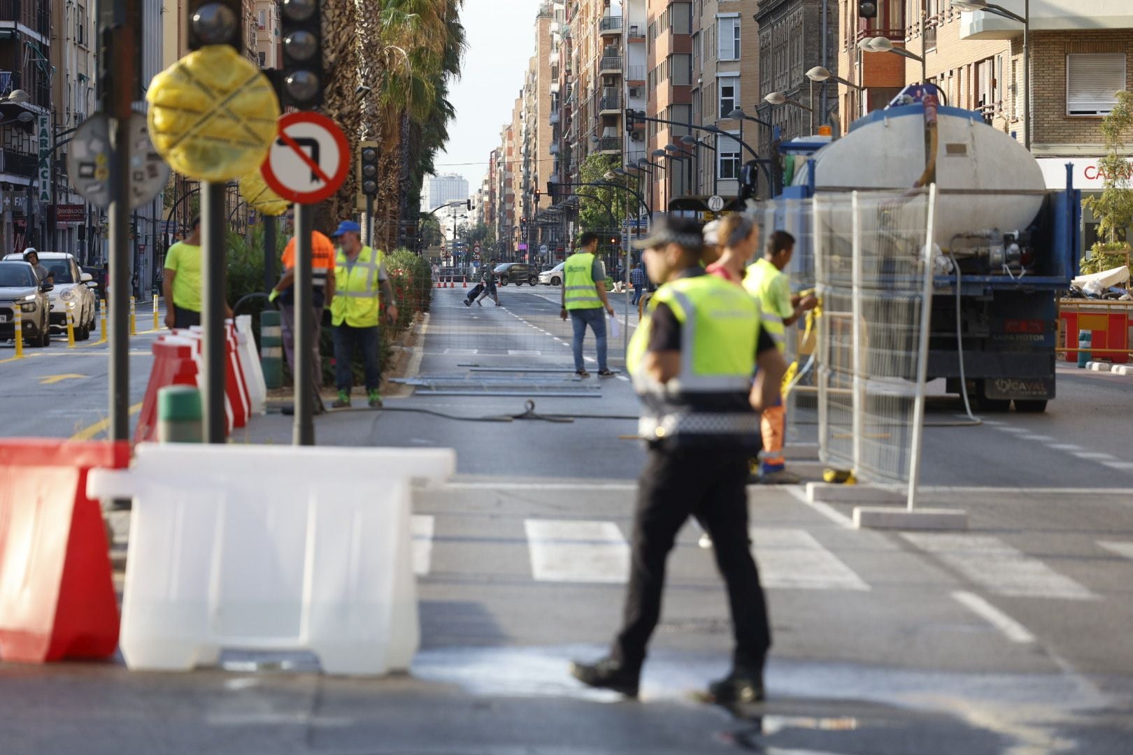 Problemas para circular por los cortes de tráfico en Pérez Galdós
