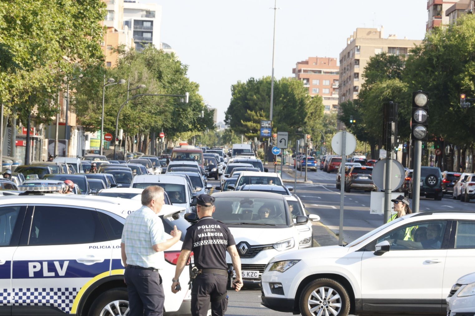 Problemas para circular por los cortes de tráfico en Pérez Galdós