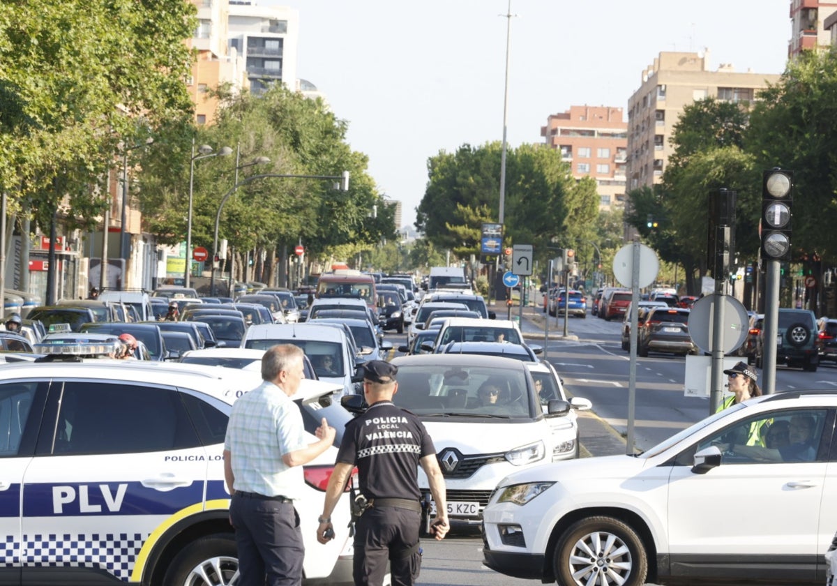 Retenciones en Manuel de Falla, sentido centro de la ciudad, este lunes por la mañana.