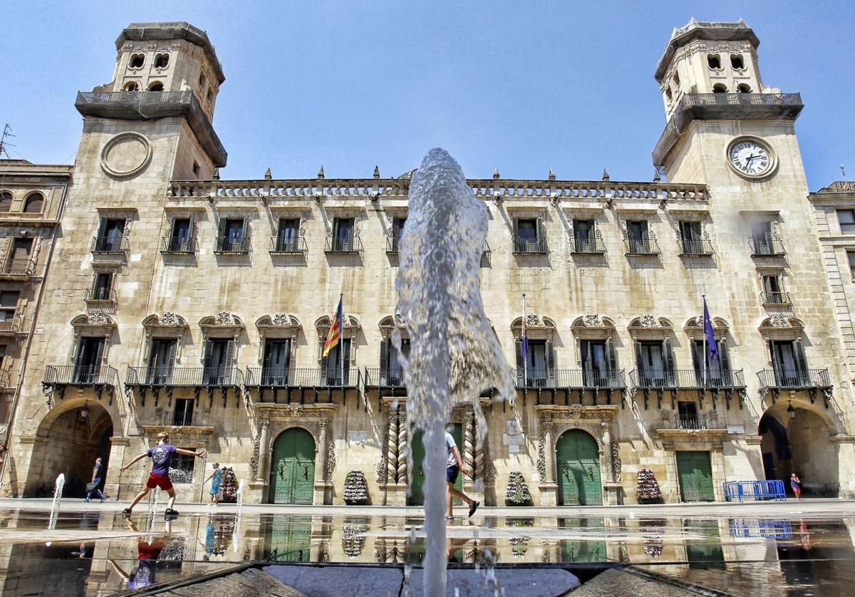 Fachada del Ayuntamiento de Alicante.