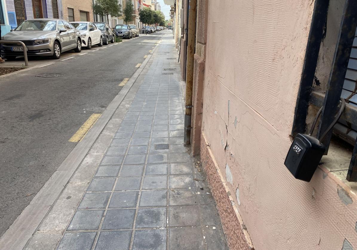 Caja con las llaves de un apartamento turístico del Cabanyal.
