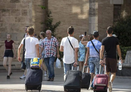Jóvenes turistas inician sus vacaciones.