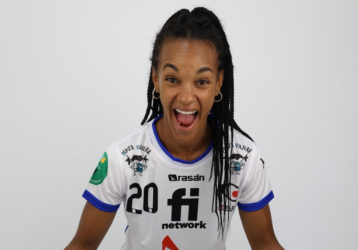 Joana Bolling posa sonriente.