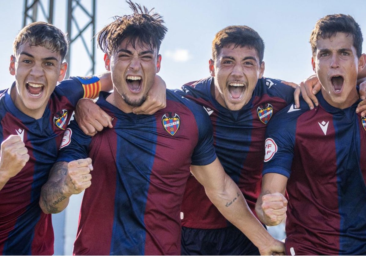 Los jugadores del filial celebran un gol.