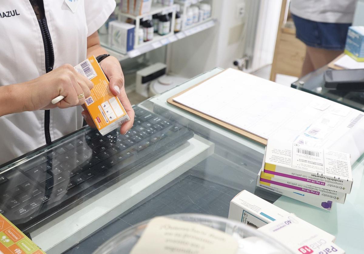Una farmacéutica vende un medicamento, en una imagen de archivo.