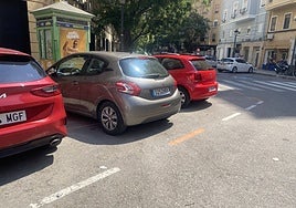 Zona naranja en la Pechina, junto a calle Calixto III con Martí l'Humà, con líneas todavía blancas que llevan a la confusión.