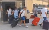 Los agentes abandonando el hotel de Palma de Mallorca en el que se alojaban.