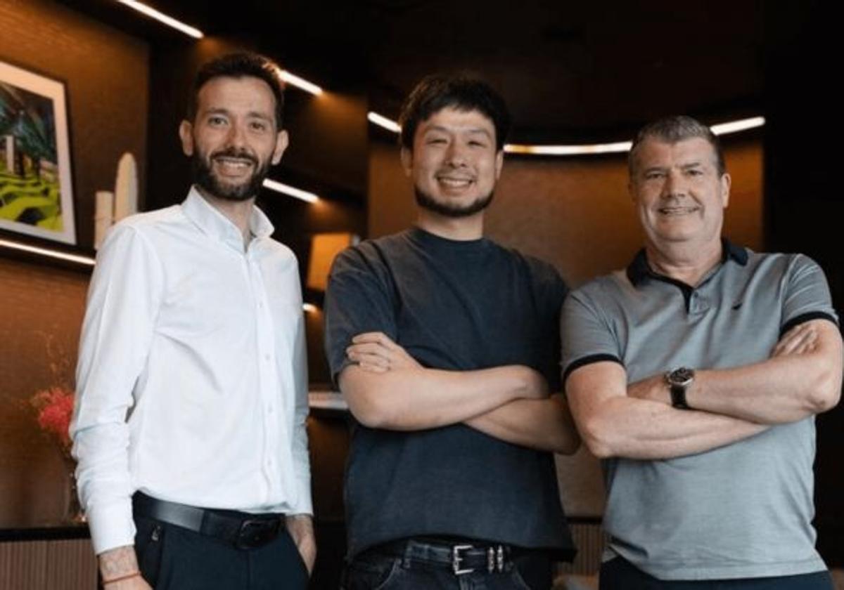 Ron Gourlay (derecha) junto a Carlos Corberán y Kiat Lim, en Singapur.