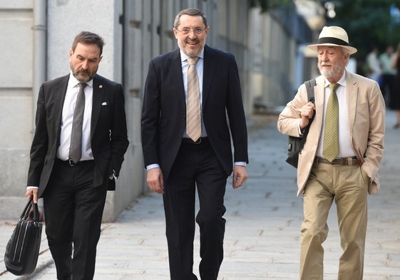 En el centro, el empresario José Ruz antes de declarar ante el juez.