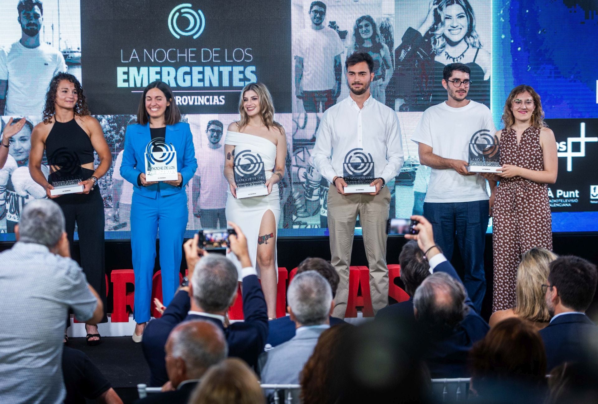 Foto de familia de la Noche de los Emergentes 2024