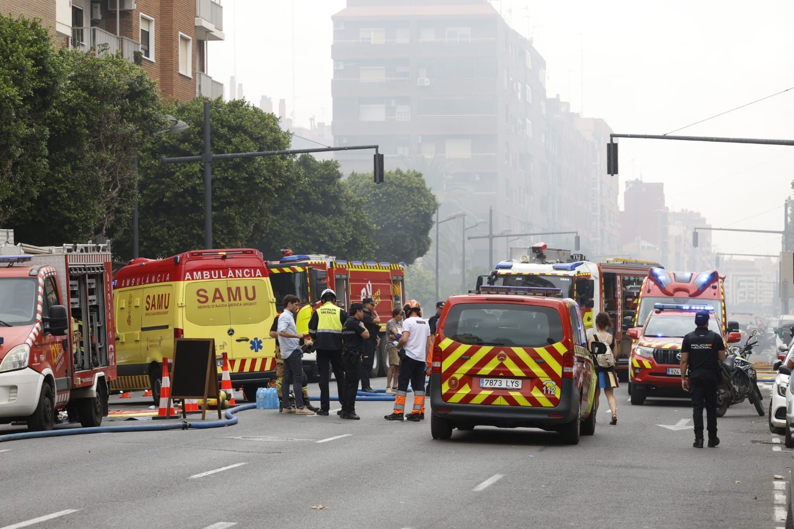 FOTOS | Cinco intoxicados por inhalación de humo tras un espectacular incendio en un bajo comercial de la avenida del Puerto