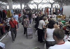 Personas comprando en el actual recinto del Mercado del Lunes.