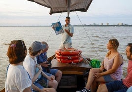 Paseo en barca por la Albufera para ver la puesta de sol.