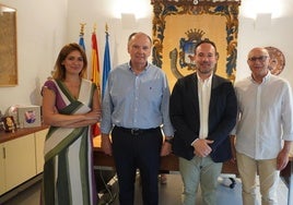 Representantes de las instituciones tras la firma del convenio.