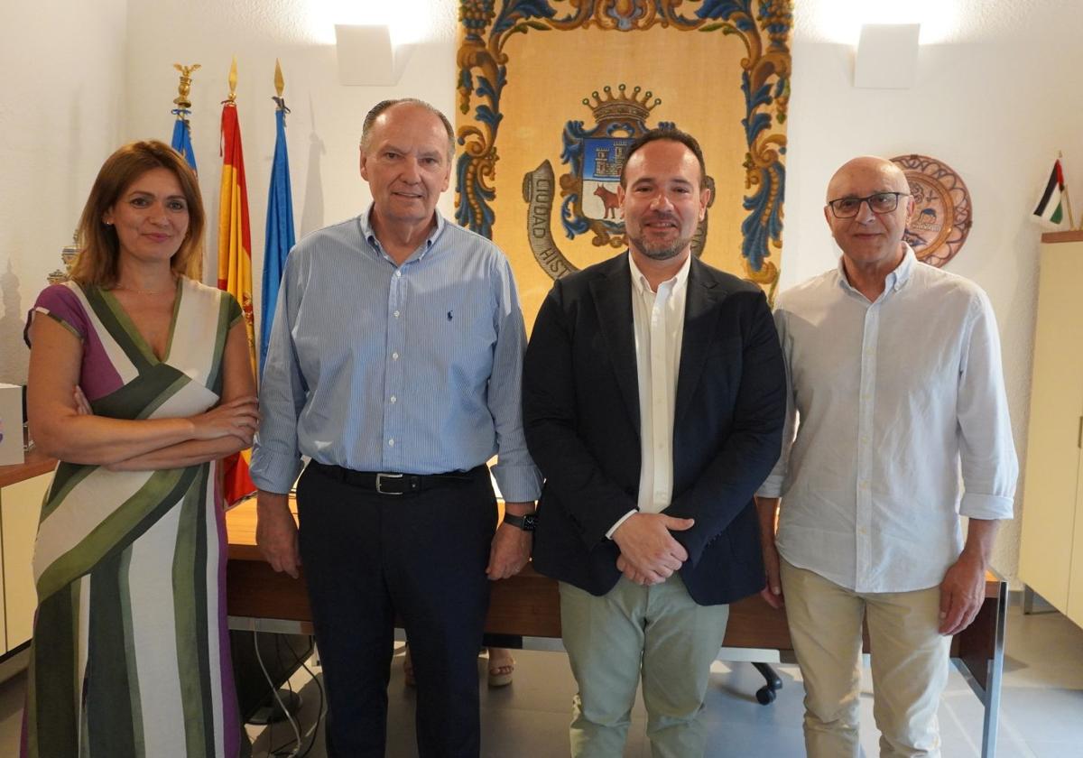 Representantes de las instituciones tras la firma del convenio.