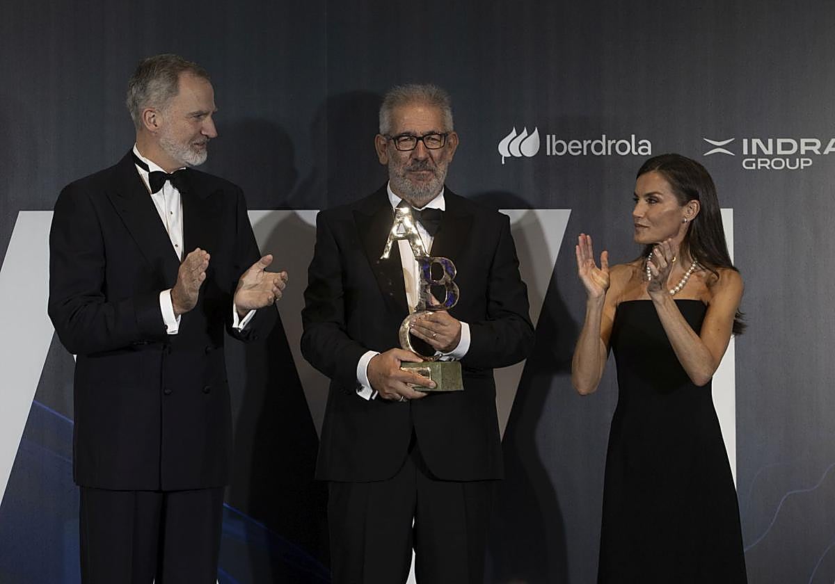 FOTOS | Los Reyes entregan los Premios Cavia 2025