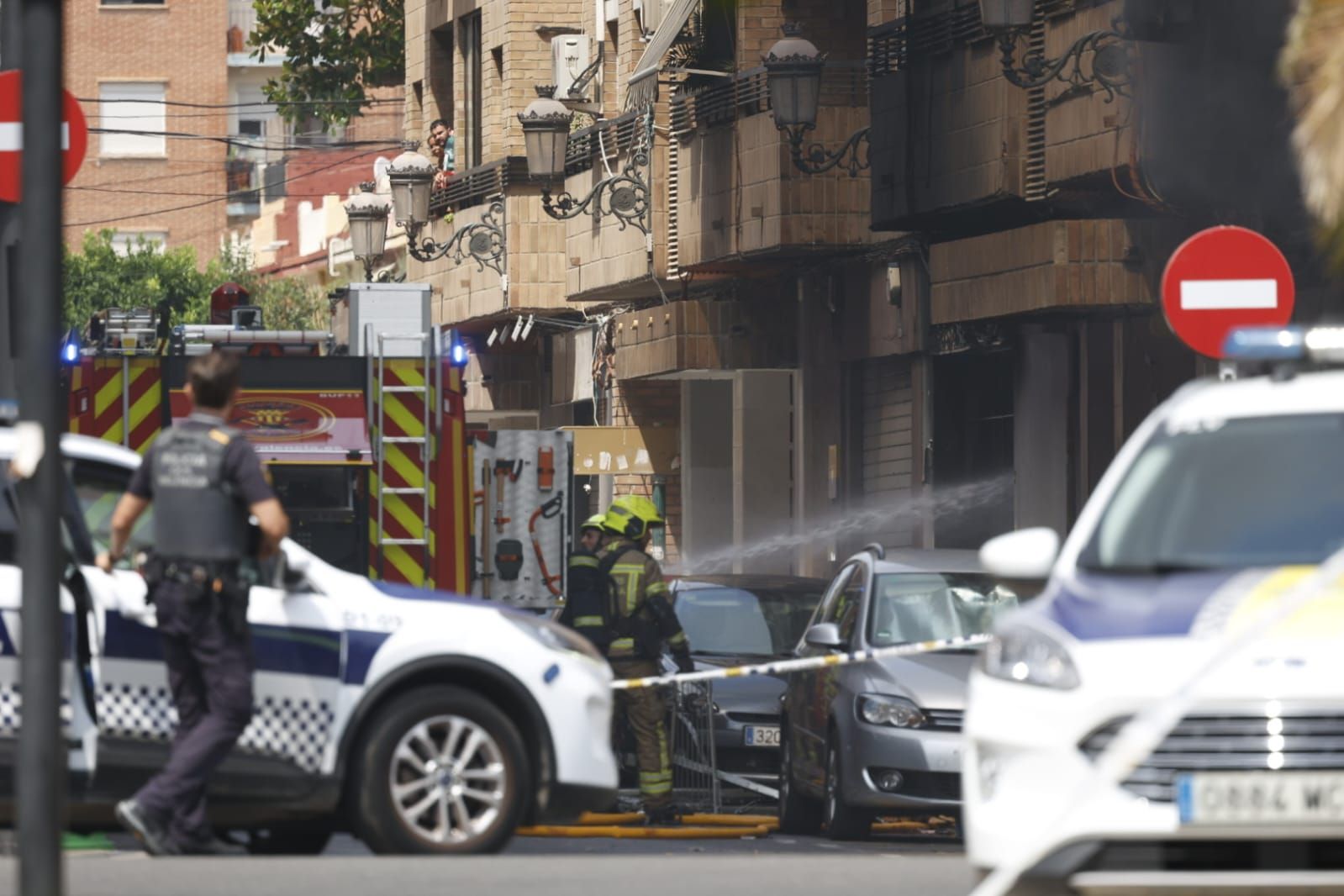 FOTOS | Cinco intoxicados por inhalación de humo tras un espectacular incendio en un bajo comercial de la avenida del Puerto