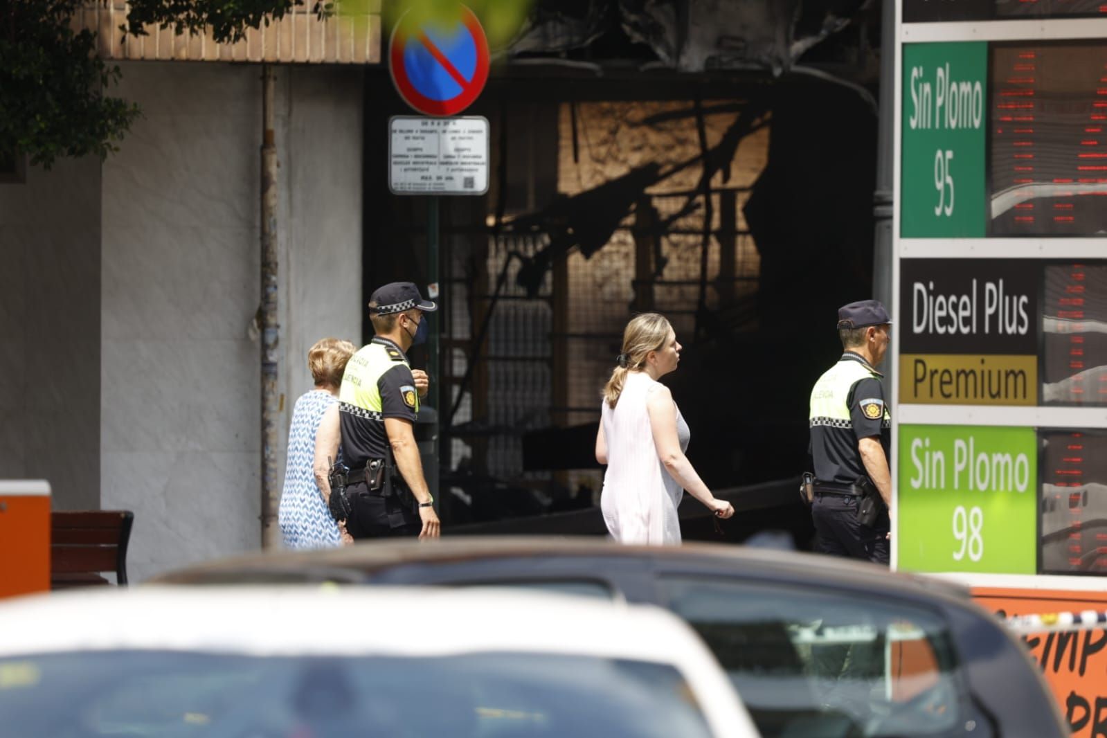 FOTOS | Cinco intoxicados por inhalación de humo tras un espectacular incendio en un bajo comercial de la avenida del Puerto