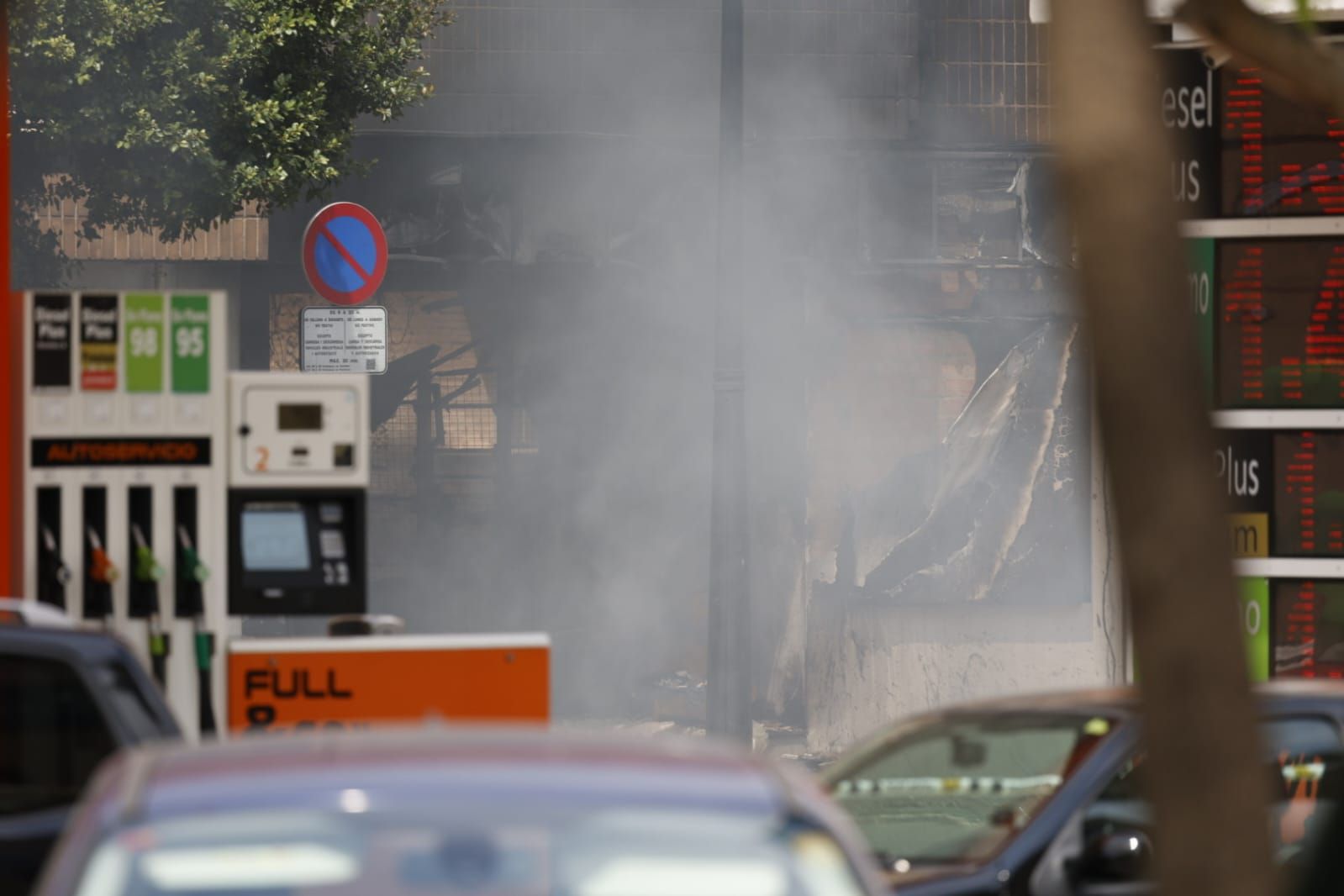 FOTOS | Cinco intoxicados por inhalación de humo tras un espectacular incendio en un bajo comercial de la avenida del Puerto