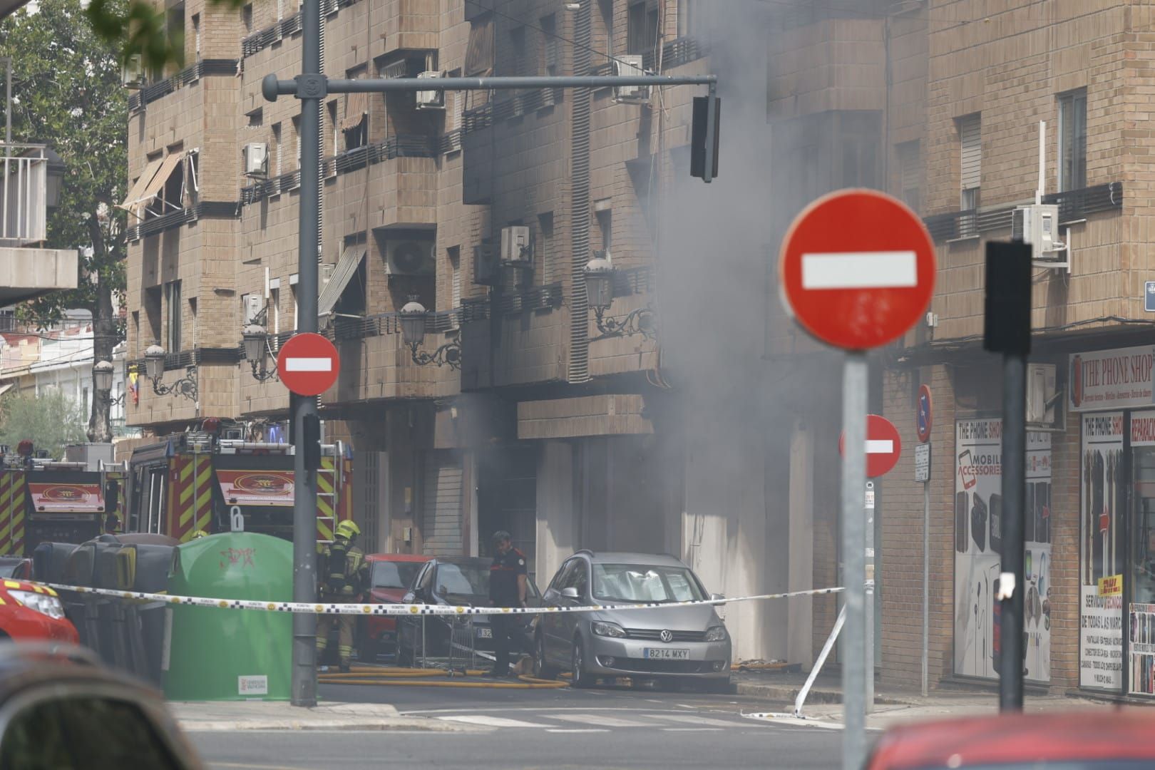 FOTOS | Cinco intoxicados por inhalación de humo tras un espectacular incendio en un bajo comercial de la avenida del Puerto