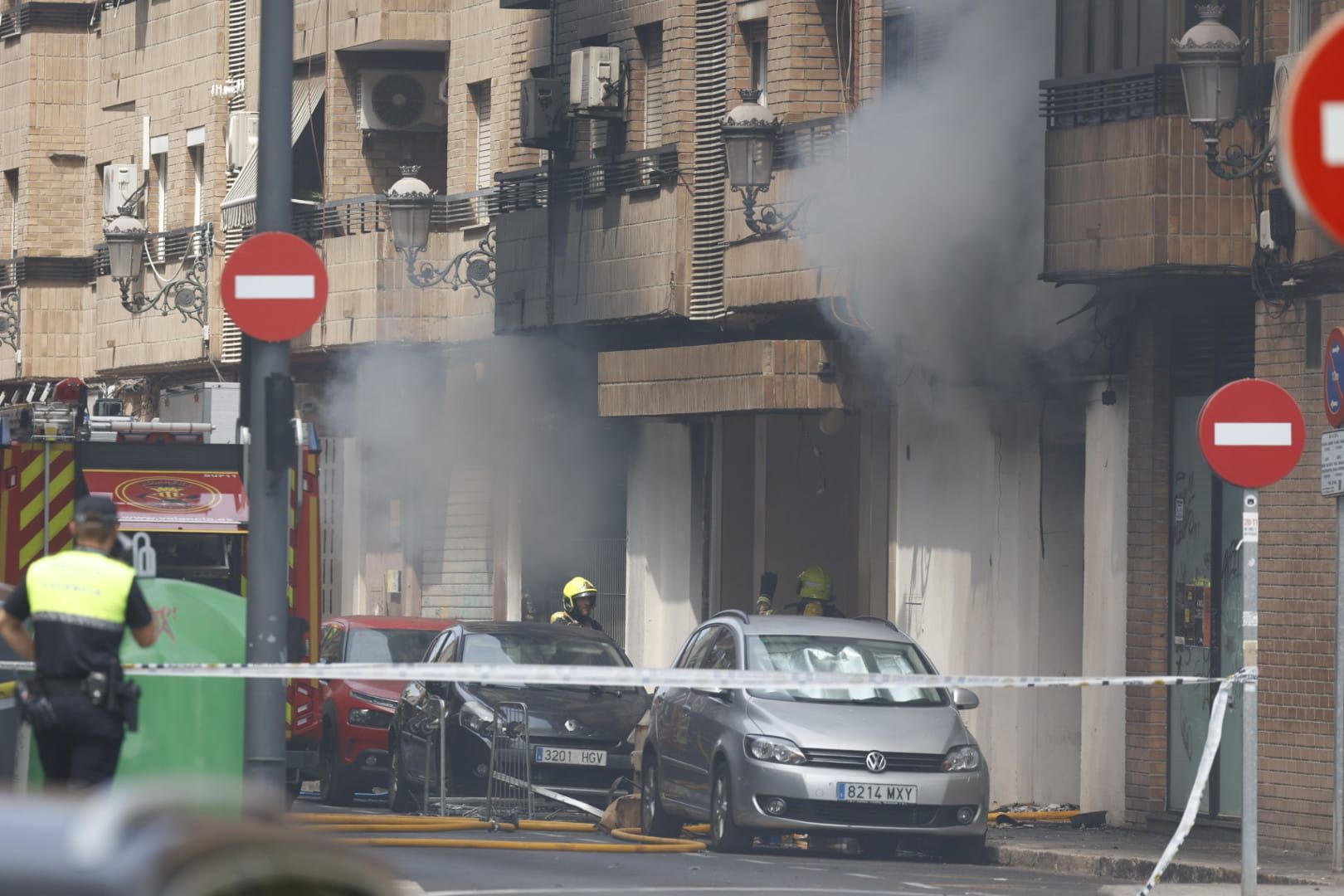FOTOS | Cinco intoxicados por inhalación de humo tras un espectacular incendio en un bajo comercial de la avenida del Puerto