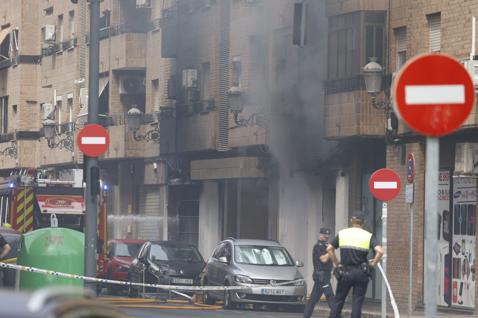 FOTOS | Cinco intoxicados por inhalación de humo tras un espectacular incendio en un bajo comercial de la avenida del Puerto