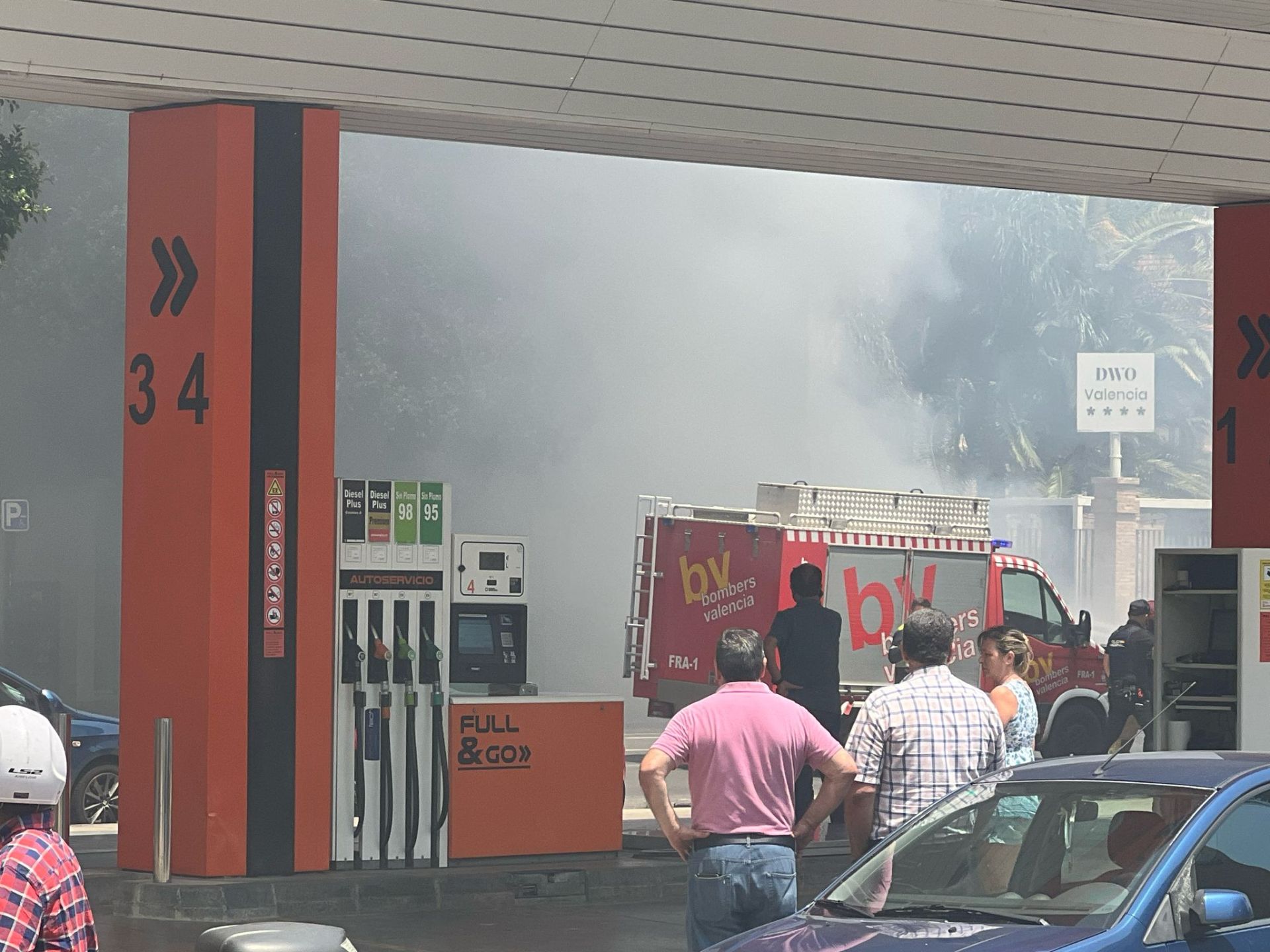 FOTOS | Cinco intoxicados por inhalación de humo tras un espectacular incendio en un bajo comercial de la avenida del Puerto