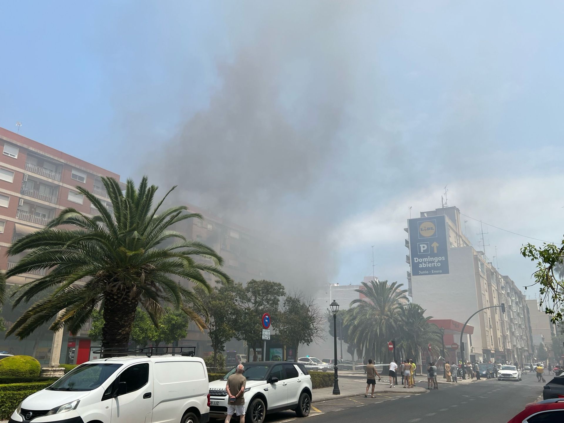 FOTOS | Cinco intoxicados por inhalación de humo tras un espectacular incendio en un bajo comercial de la avenida del Puerto