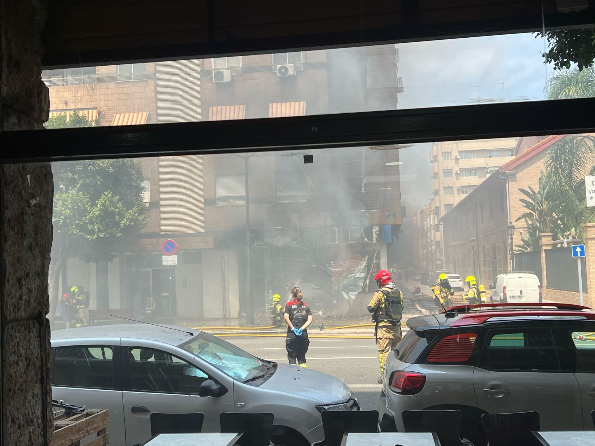 FOTOS | Cinco intoxicados por inhalación de humo tras un espectacular incendio en un bajo comercial de la avenida del Puerto