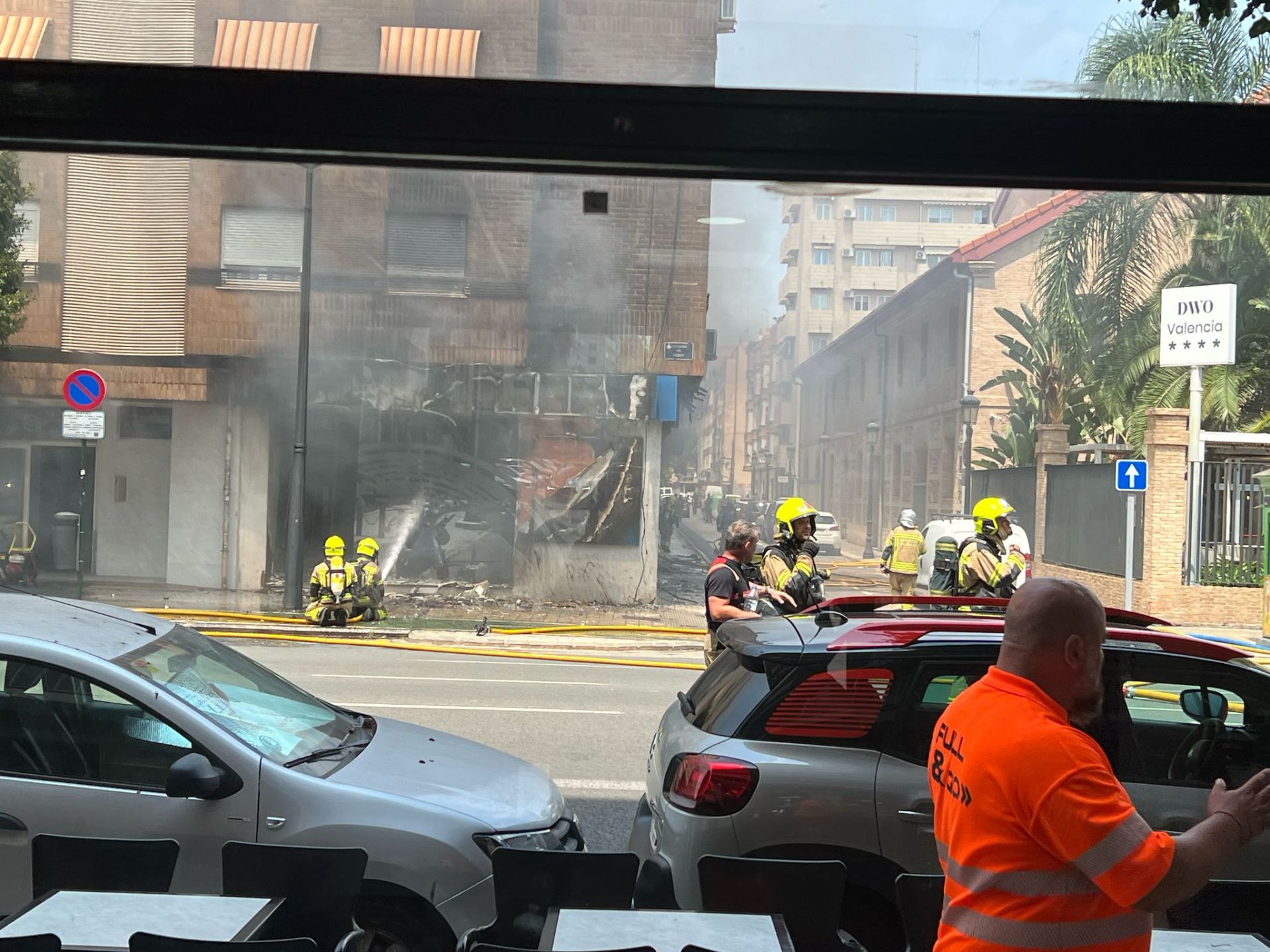 FOTOS | Cinco intoxicados por inhalación de humo tras un espectacular incendio en un bajo comercial de la avenida del Puerto