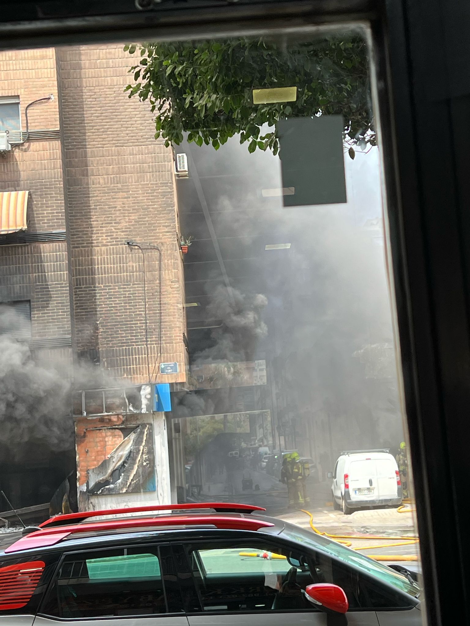 FOTOS | Cinco intoxicados por inhalación de humo tras un espectacular incendio en un bajo comercial de la avenida del Puerto
