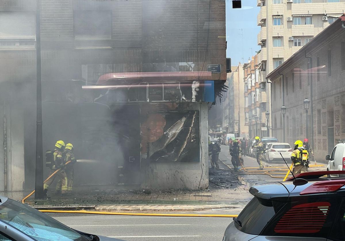 FOTOS | Cinco intoxicados por inhalación de humo tras un espectacular incendio en un bajo comercial de la avenida del Puerto