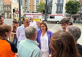 El conseller de Emergencias, la alcaldesa y el concejal de Emergencias, reunidos este martes con los vecinos de la avenida del Puerto.
