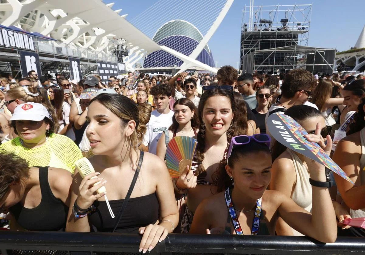 Público del festival Bigsound con ventiladores de mano y abanicos.