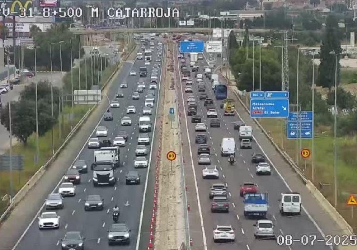 Atascos en la V-31 este martes, 8 de julio.