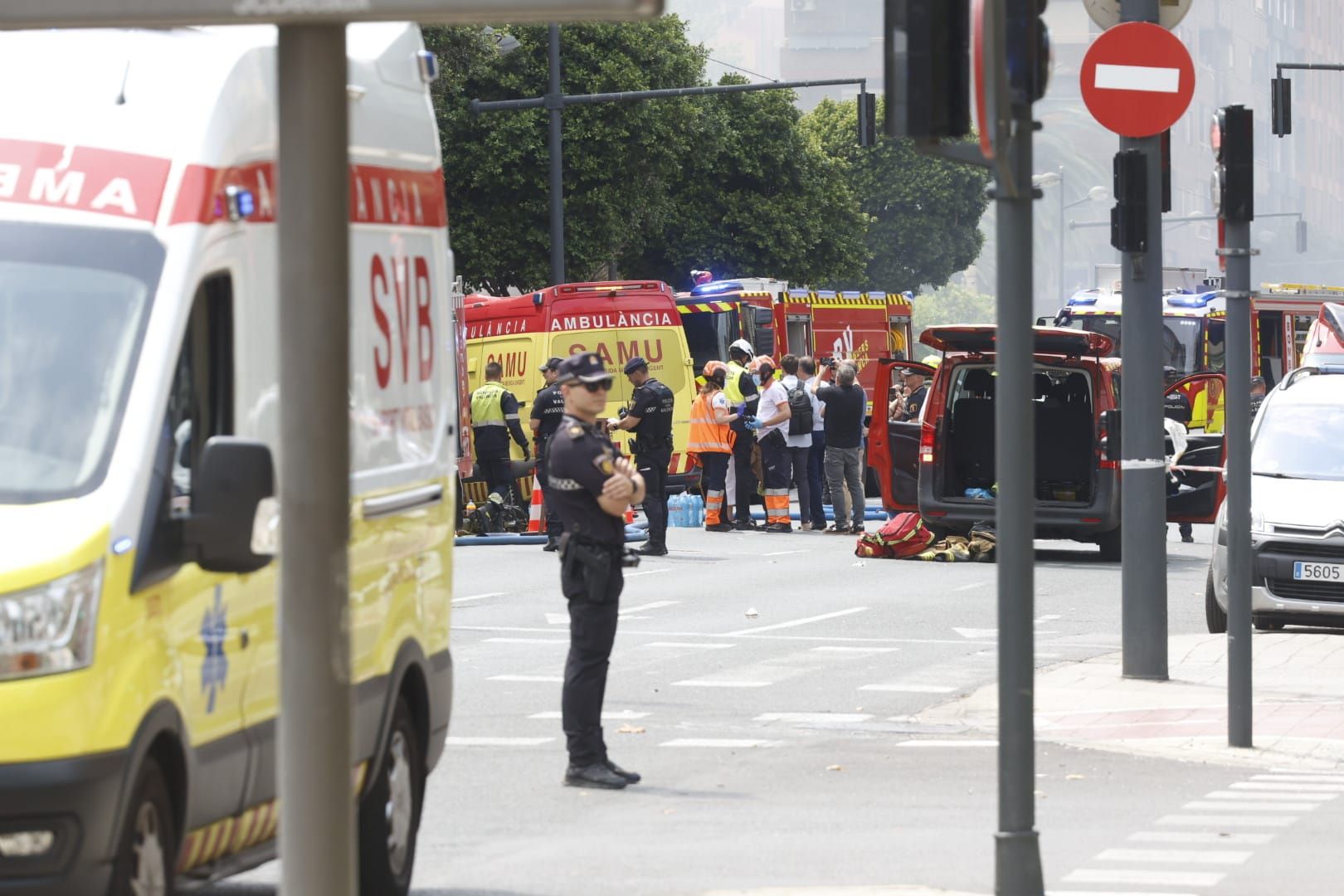FOTOS | Cinco intoxicados por inhalación de humo tras un espectacular incendio en un bajo comercial de la avenida del Puerto