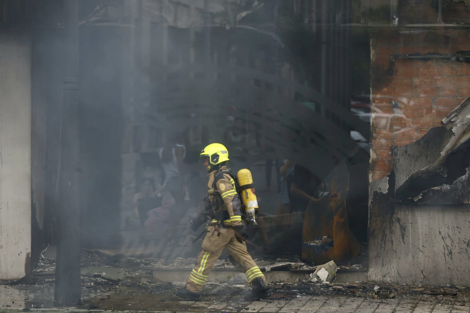 FOTOS | Cinco intoxicados por inhalación de humo tras un espectacular incendio en un bajo comercial de la avenida del Puerto
