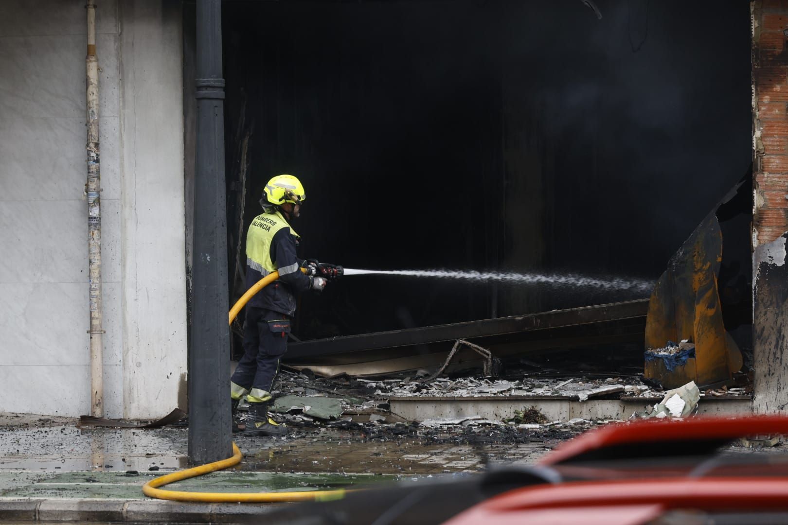 FOTOS | Cinco intoxicados por inhalación de humo tras un espectacular incendio en un bajo comercial de la avenida del Puerto