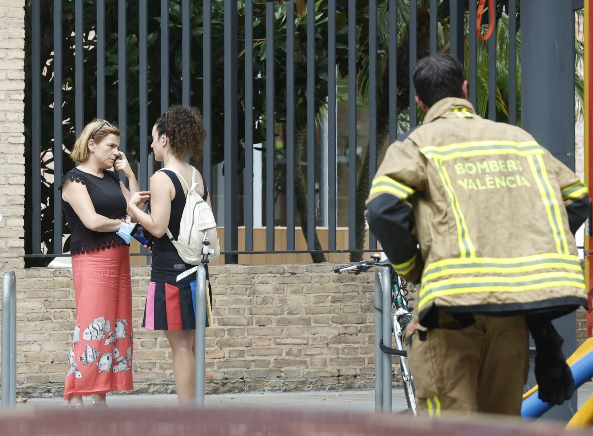 FOTOS | Cinco intoxicados por inhalación de humo tras un espectacular incendio en un bajo comercial de la avenida del Puerto