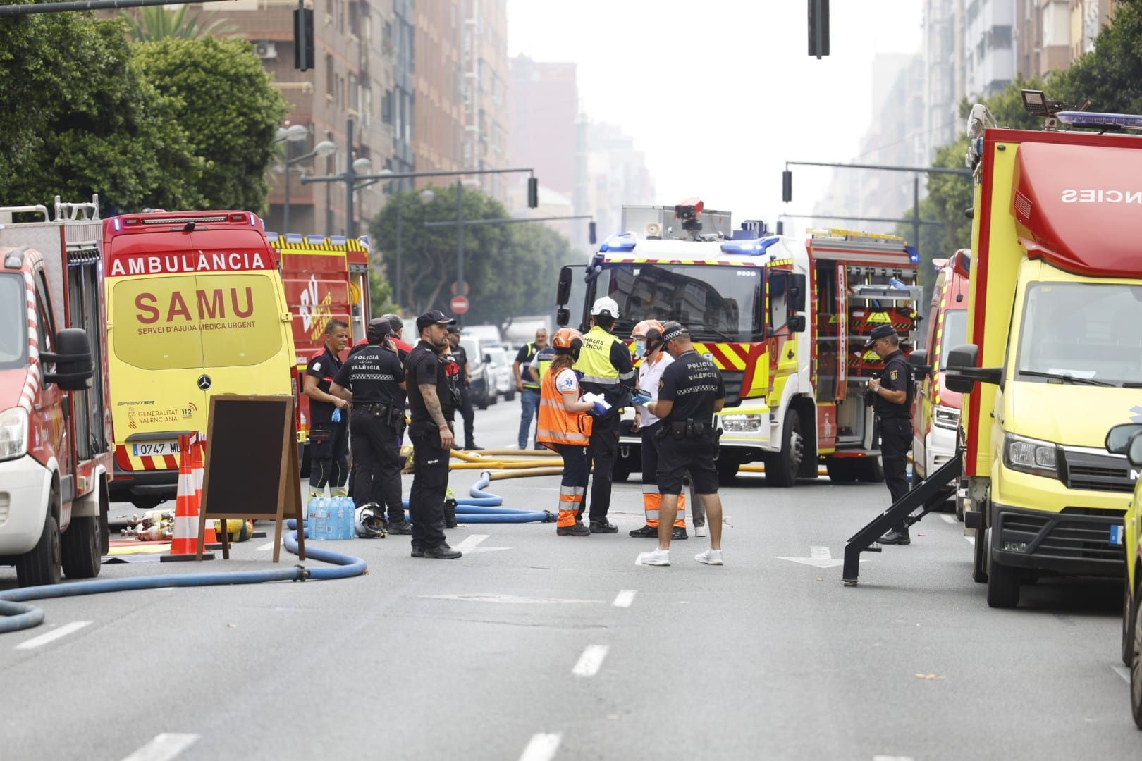 FOTOS | Cinco intoxicados por inhalación de humo tras un espectacular incendio en un bajo comercial de la avenida del Puerto