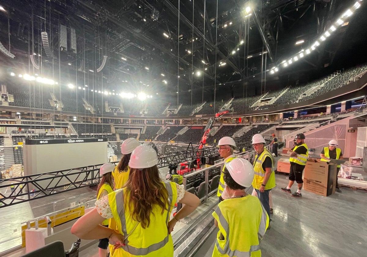 Imagen principal - Visita del edil de Fallas, Santiago Ballester, y directiva de la JCF al Roig Arena.
